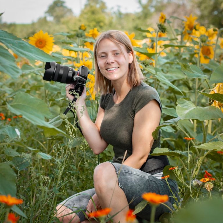 Ein Bild mit Fotografin Debora Bröker